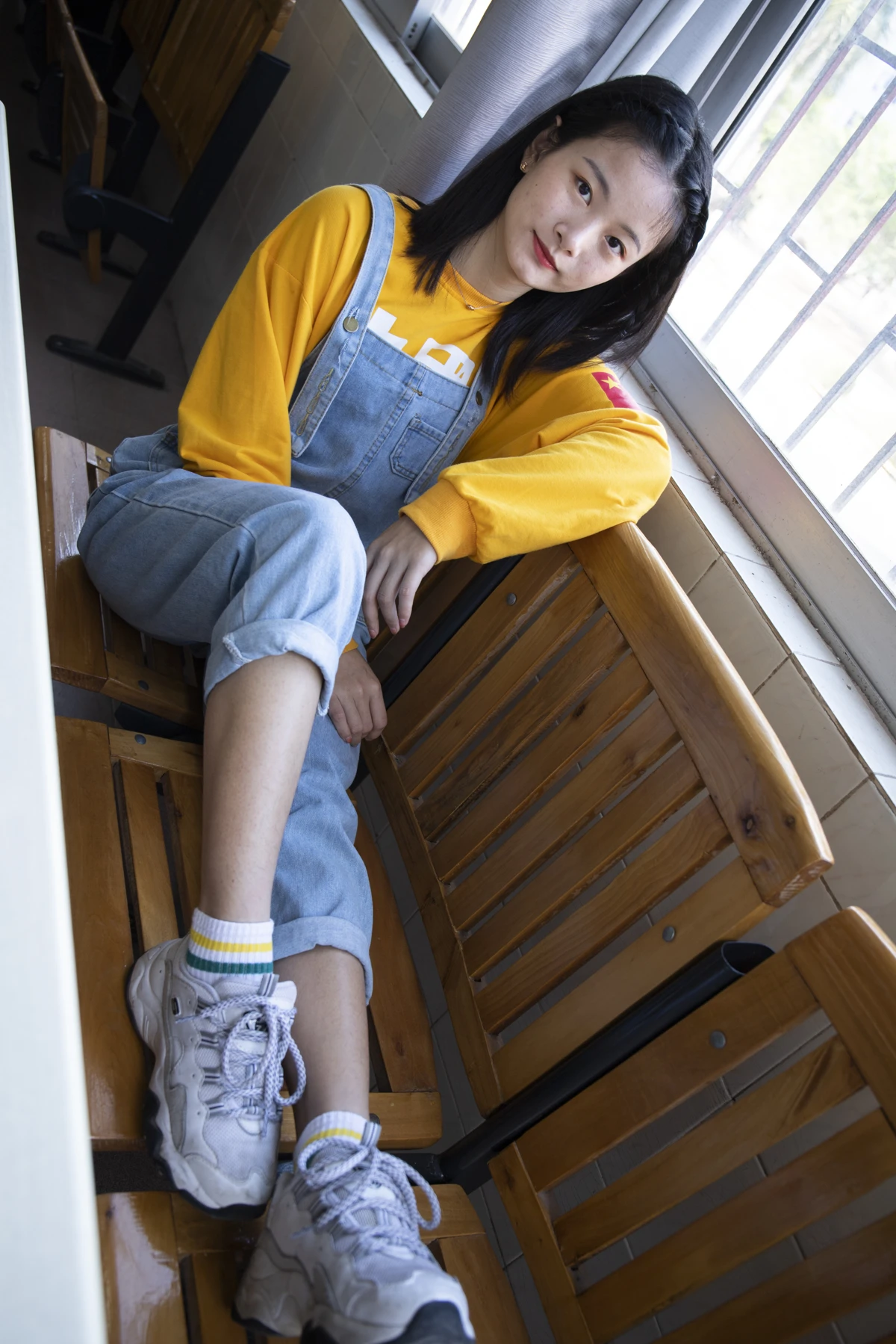[爱美足] NO.019 刁钻的角度 四川妹子琳琳教室秀美脚 南国足艺
