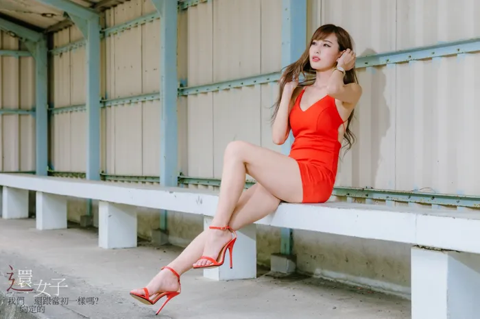 [爱美足] NO.047 艾比 紅連衣短裙 高跟美腿外拍 街拍