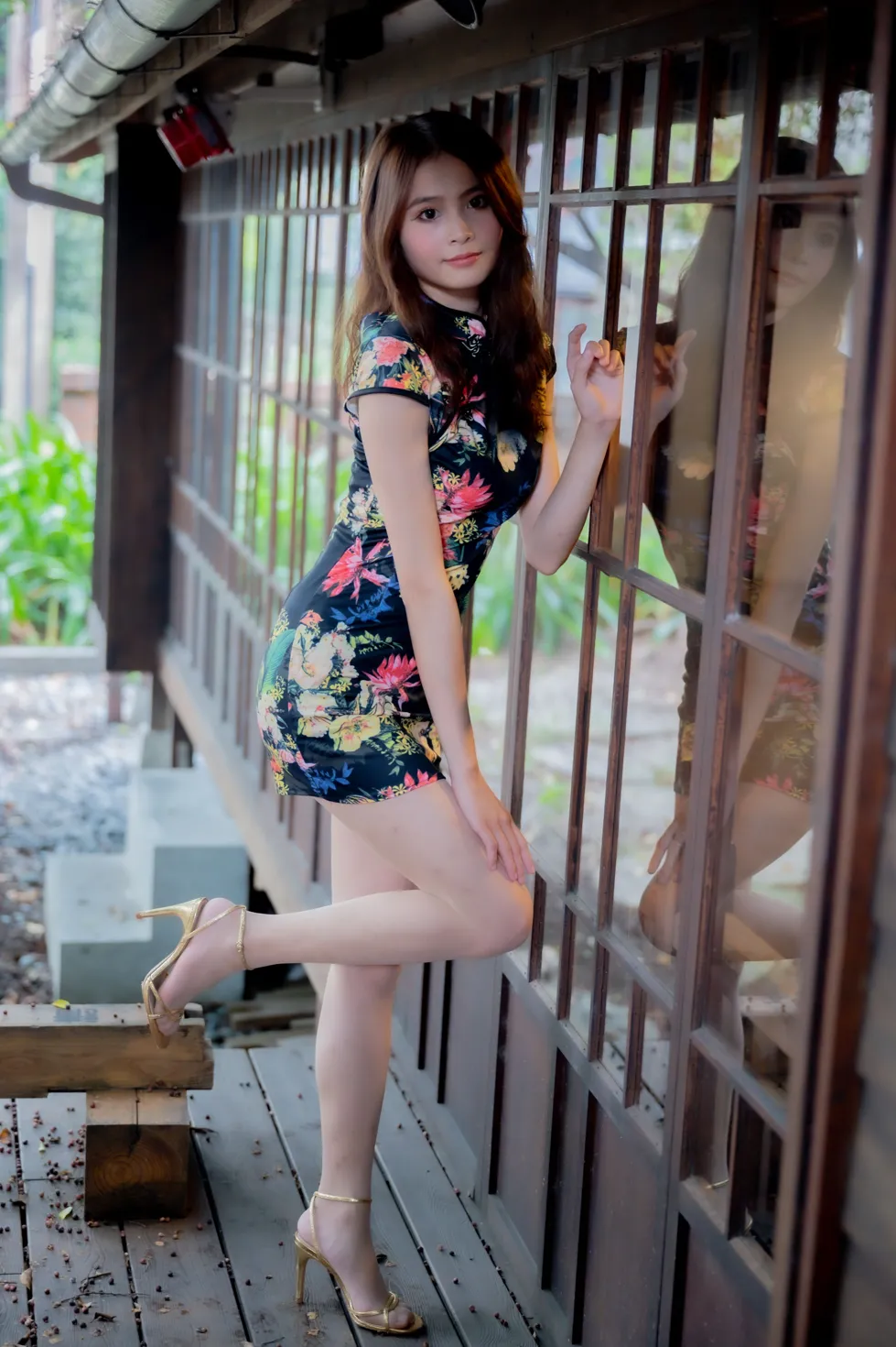 [爱美足] NO.202 何佳欣 黑花短旗袍丝袜高跟美腿 街拍