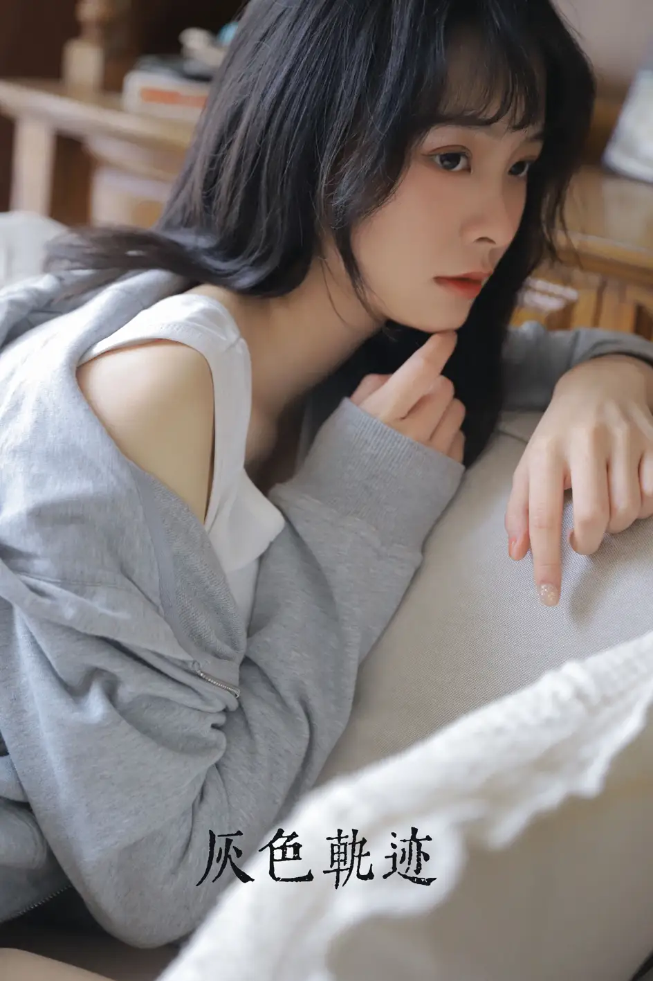 [艺图语] 2022.08.01 Vol.1599 – 灰色轨迹 - 春夏_