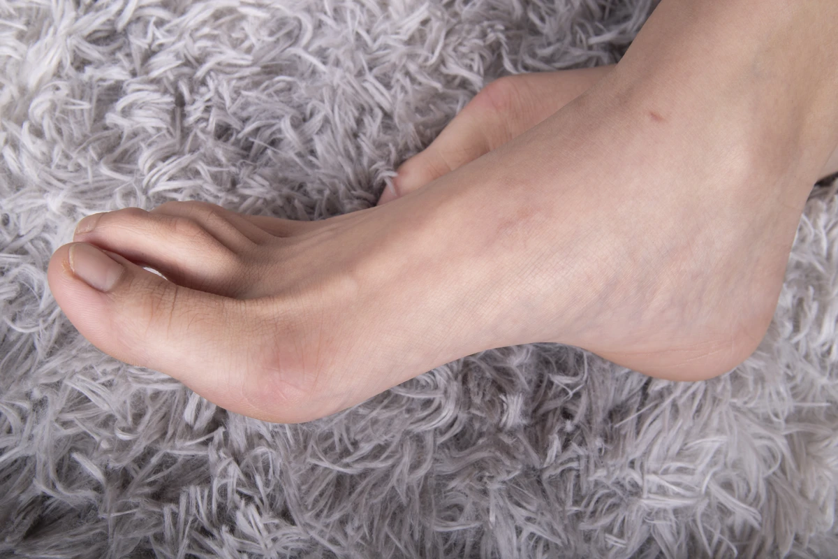 [Mzsock] NO.018 The long-legged beauty has a new work. She takes off her shoes and socks to show off her sexy long legs and beautiful feet. It is very tempting. Southern football skills#[100P]-2