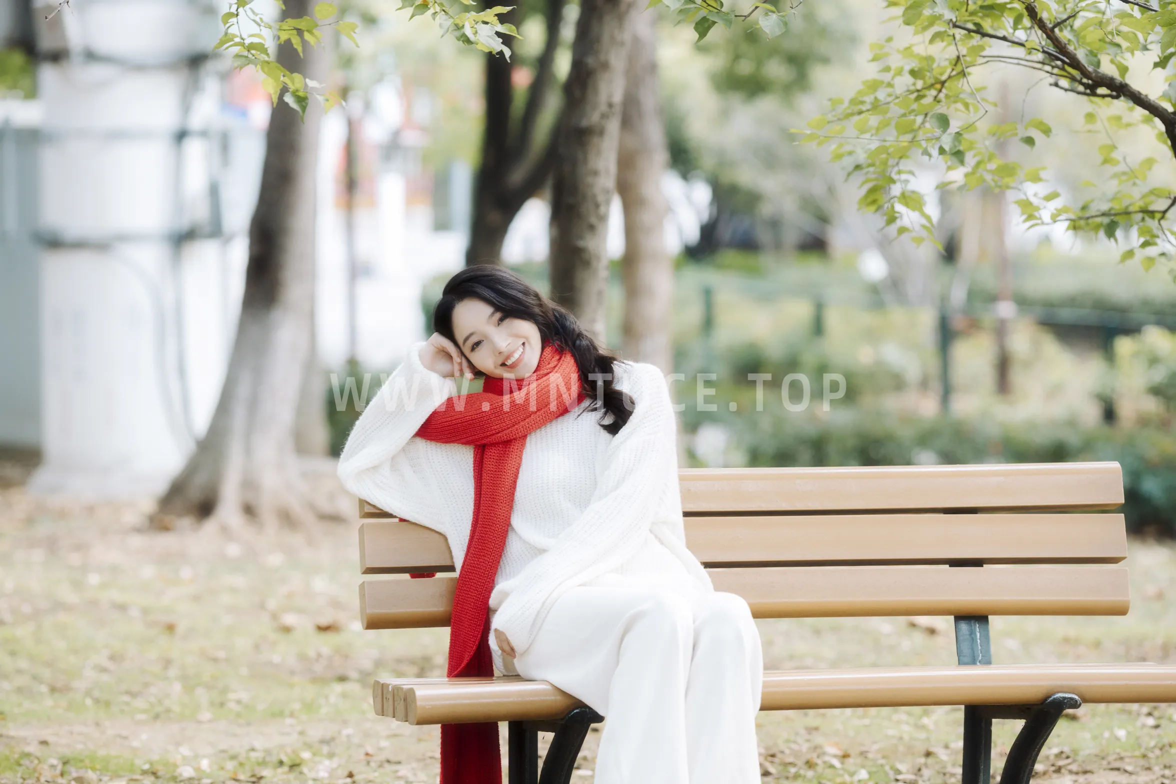 [艺图语] 2022.12.05 Vol.2604 – 红色暖冬 幽灵胡子#[46P]-34